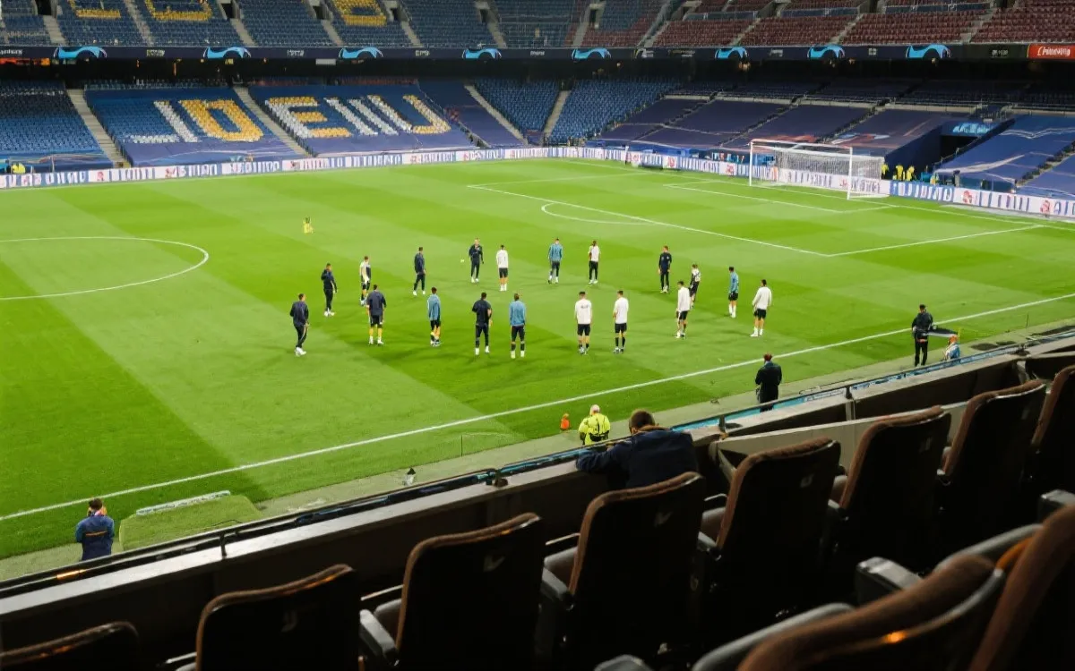 VIP观赛视角下的球员赛前热身，绿茵场与看台近距离，氛围高级